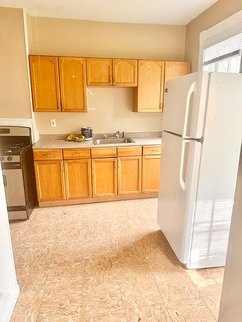 3 bed, 1200 sqft, $2,200 — Photo 2