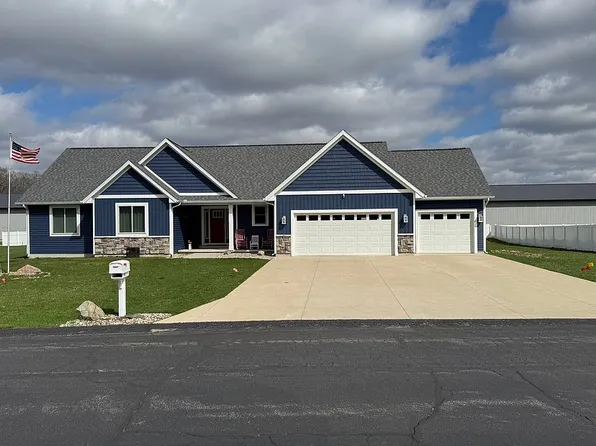 501 E Stoneridge Dr, Plainwell, MI 49080
