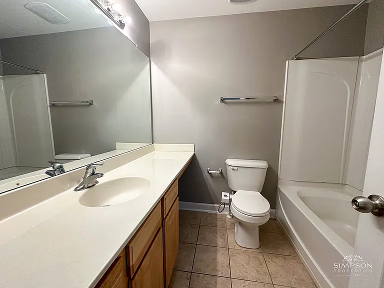 1215 Green Oaks Ln #B-1 — Photo 9