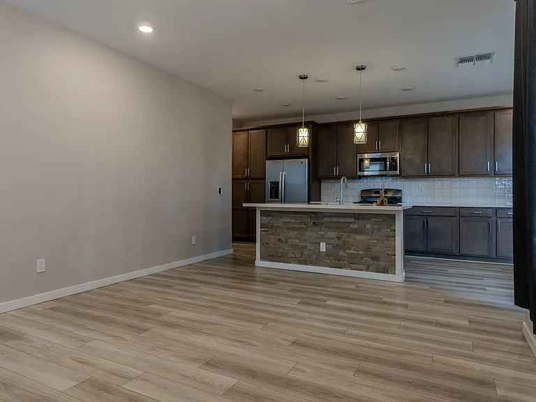 1111 W Diamondback Dr — Photo 2