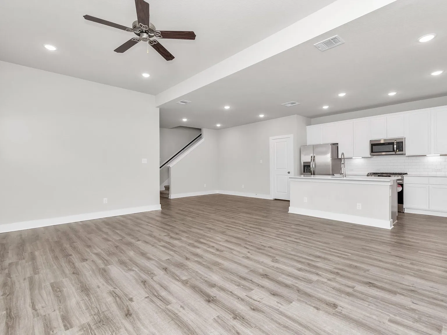 4 bed, 2.5 bath, 2480 sqft, $3,200 — Photo 4