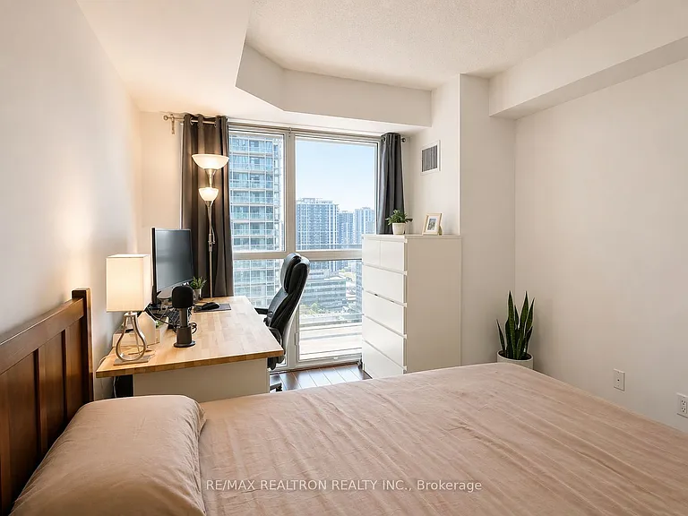 5162 Yonge St #2010 — Photo 4