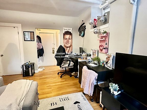 3rd image of 583 Beacon St APT 2