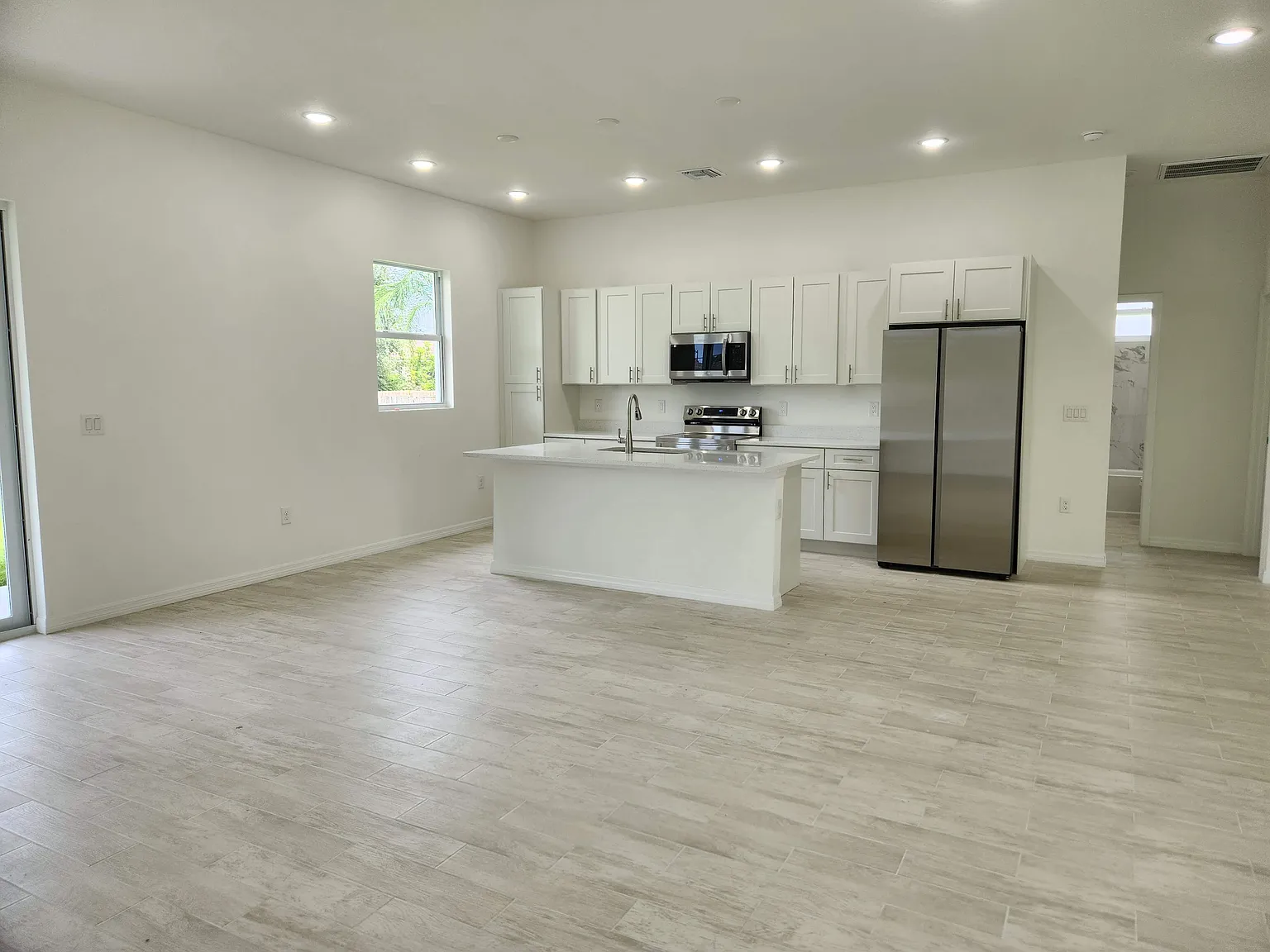 3 bed, 1600 sqft, $2,100 — Photo 4