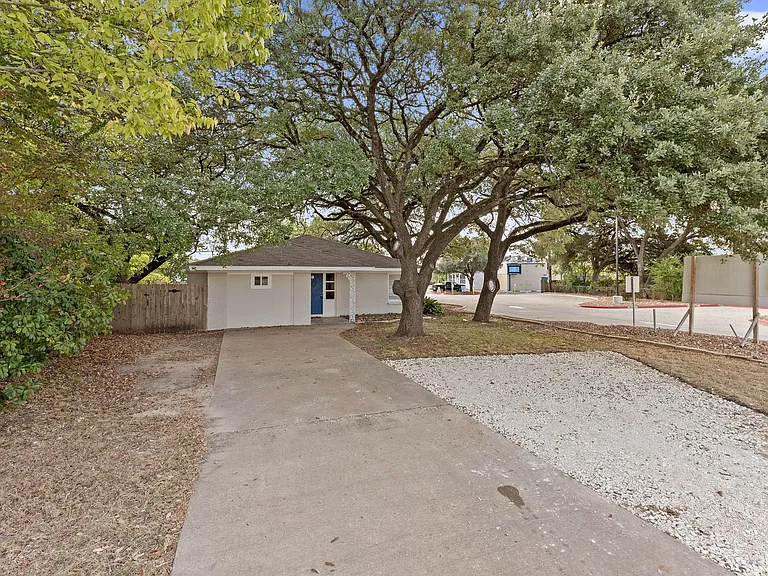 206 George Bush Dr — Photo 2