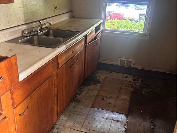 4th image of 7785 Clayburn St