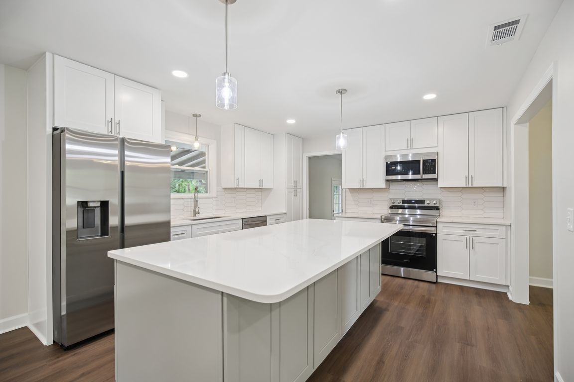 Belfield Ct-S0108-036.jpg