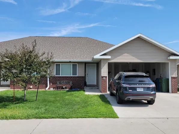 1304 Macy Ln, Kearney, NE 68845