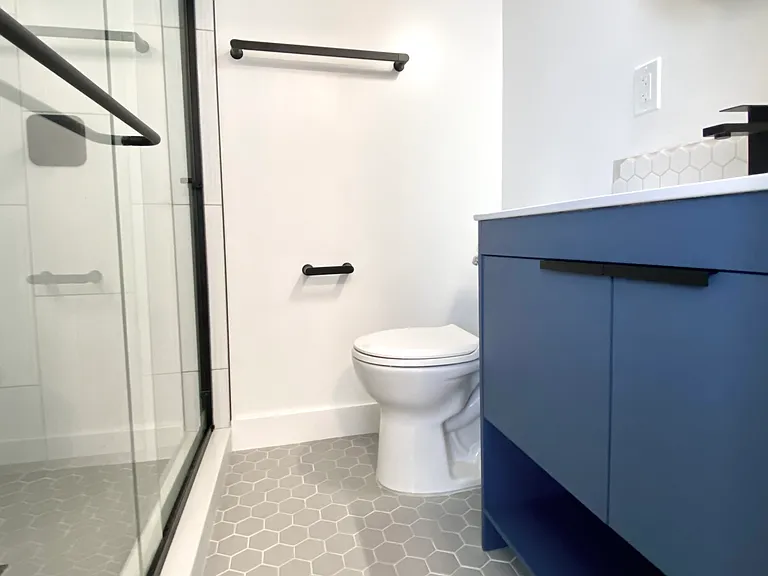 ensuite bathroom w shower