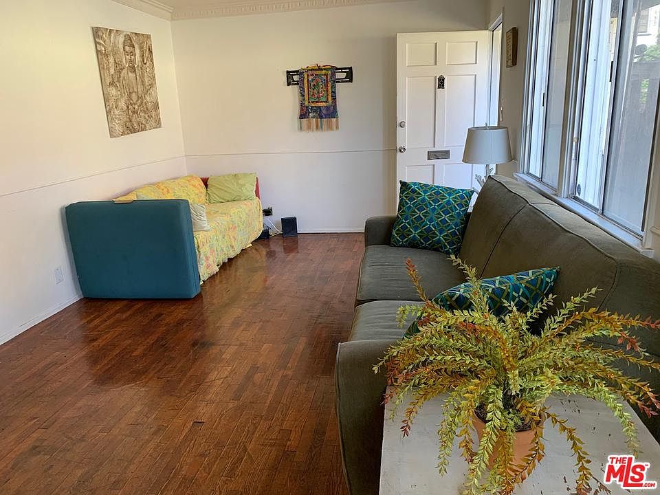 1st image of 305 N Venice Blvd