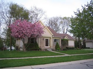 450 Woodland Hills Dr, Walled Lake, MI 48390