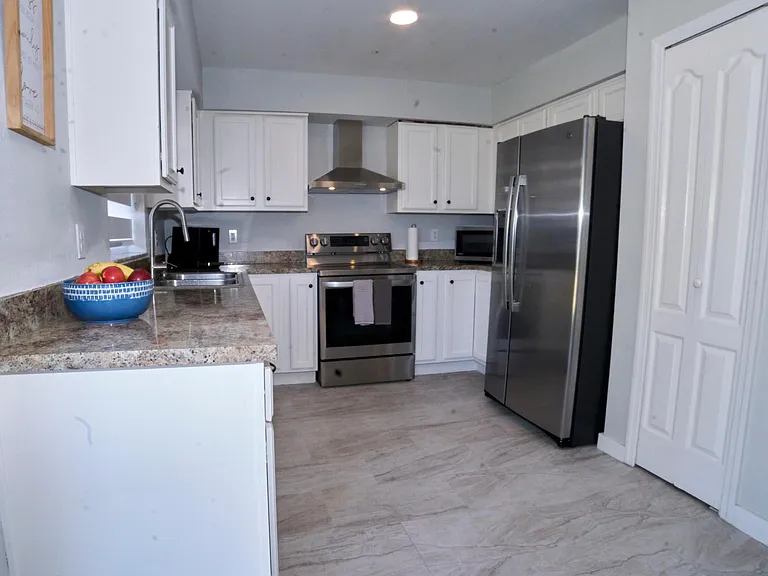 112 W Pearl St — Photo 4