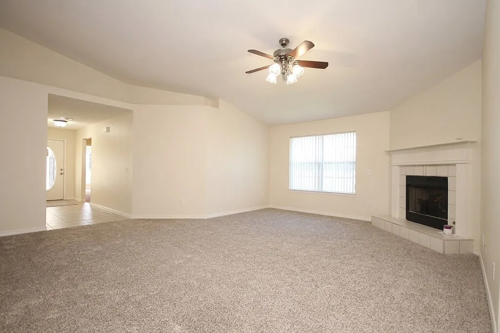 3 bed, 2.0 bath, 1735 sqft, $1,775 — Photo 3