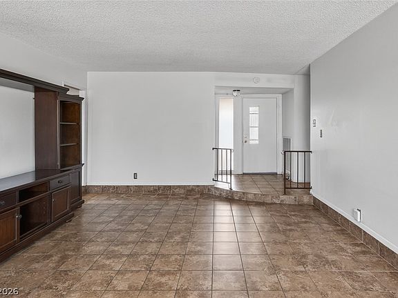 4th image of 816 Peacock Ct