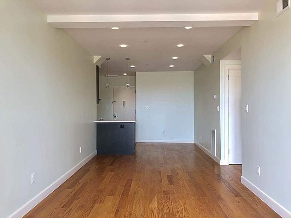 5th image of 2704 Hoyt Ave S APT 5C