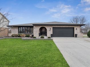 7800 Dorchester Ln, Darien, IL 60561