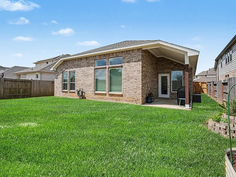2214 Lierna Dr — Photo 24