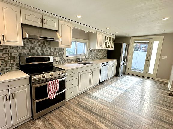 3rd image of 6 Narragansett Ave Floor 1