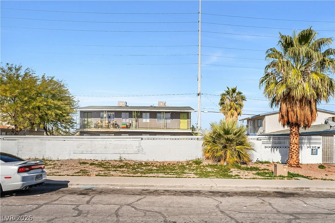 2 bed, 1.0 bath, 3196 sqft, $1,095 — Photo 2