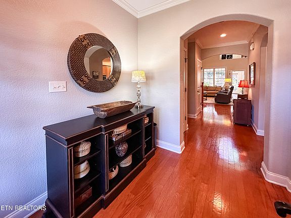 4th image of 318 Sunny Springs Ln