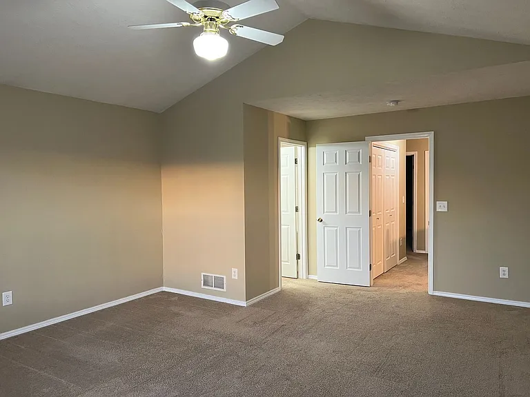 1034 Doral Dr — Photo 6