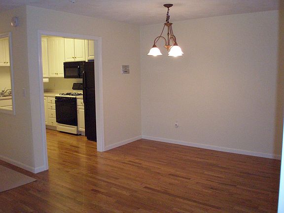 2nd image of 756 Quaker Ln