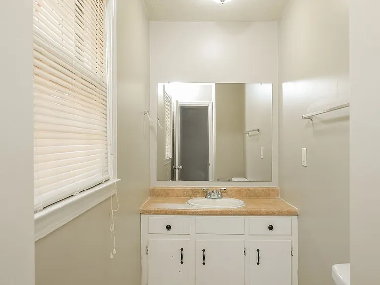 6490 Executive Dr — Photo 10