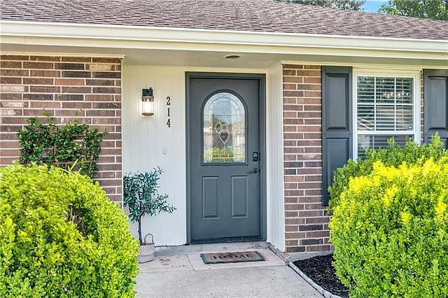 214 Dianne Dr — Photo 2