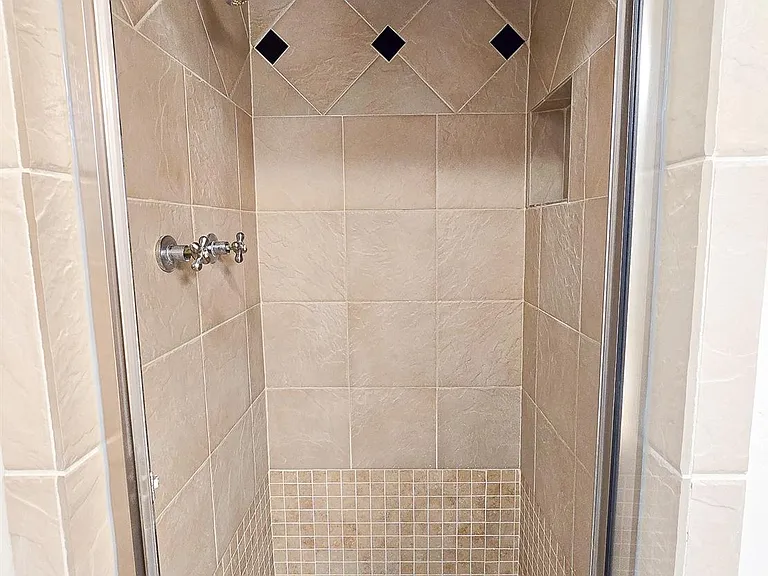 9507 Meadowbriar Ln — Photo 18