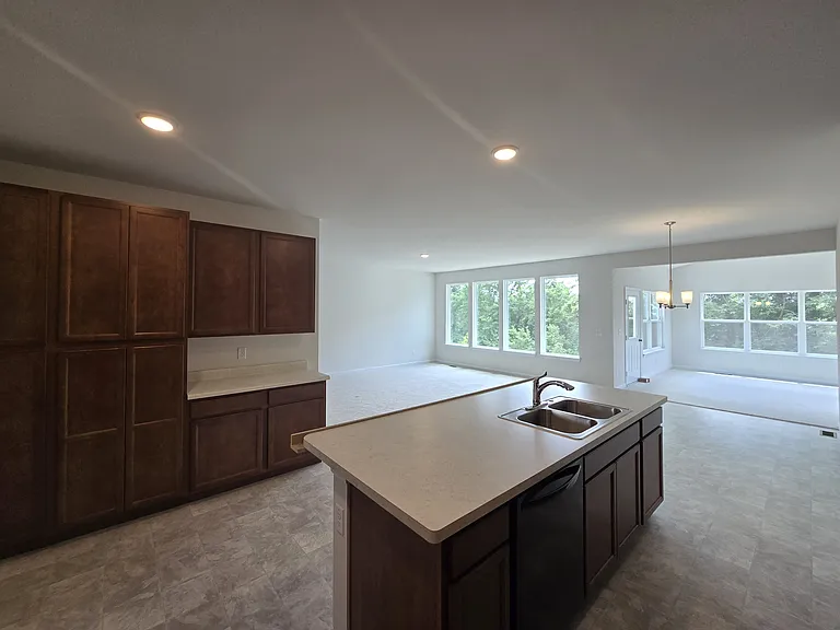 140 Sterling Dr — Photo 3