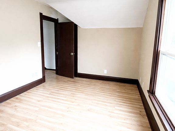 4th image of 426 E Broadway St #2