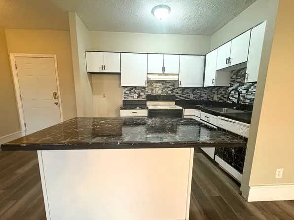 140 Chestnut St APT 204, Springfield, MA 01103