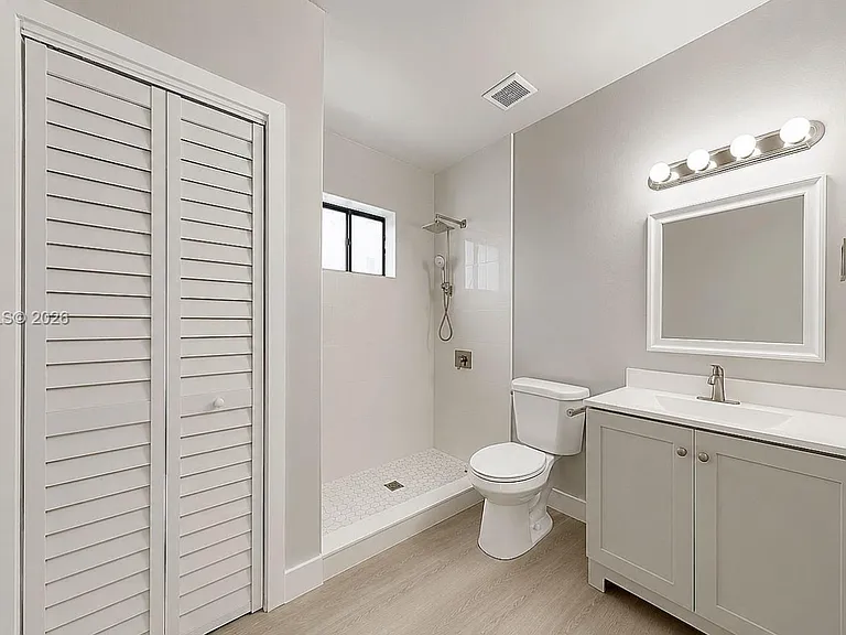 101 W 11th St #8 — Photo 12