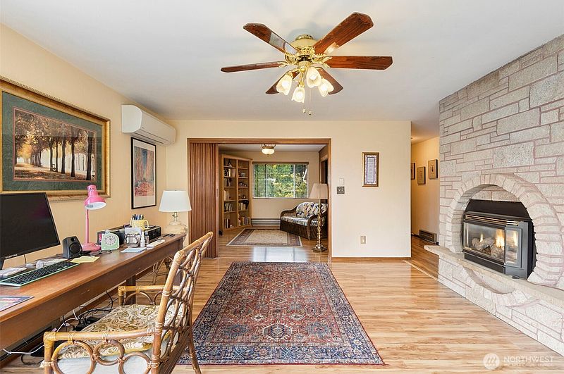 4th image of 2722 Vincent Way NW