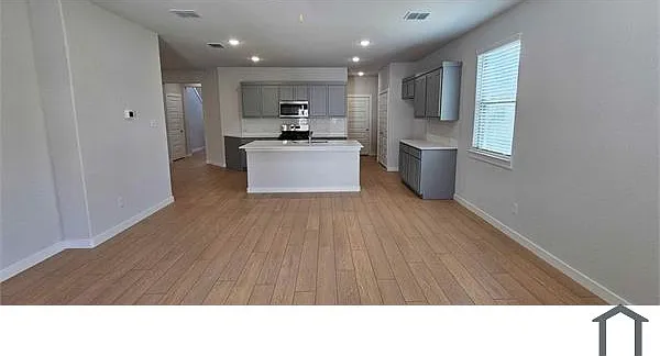 5 bed, 2400 sqft, $3,500 — Photo 3