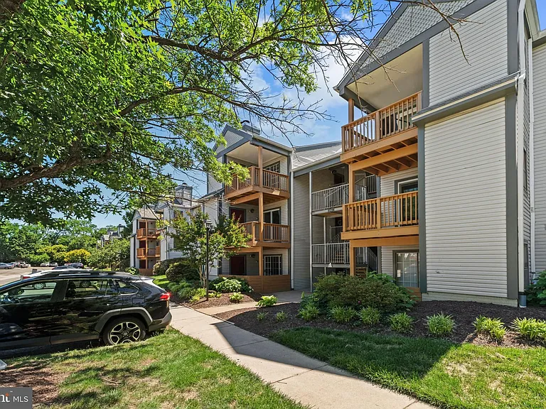 6901 Victoria Dr #I — Photo 2