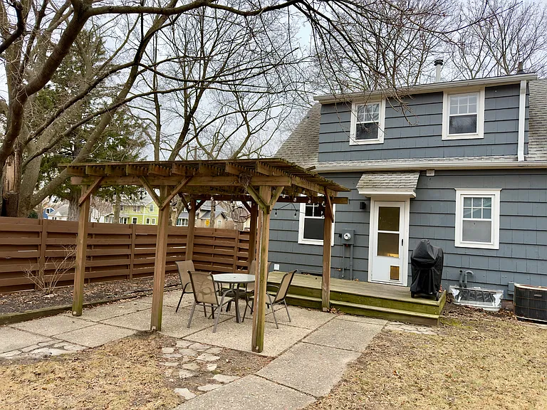 130 S Riverside Dr — Photo 6
