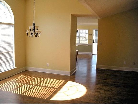 4th image of 106 Saint Clair Dr