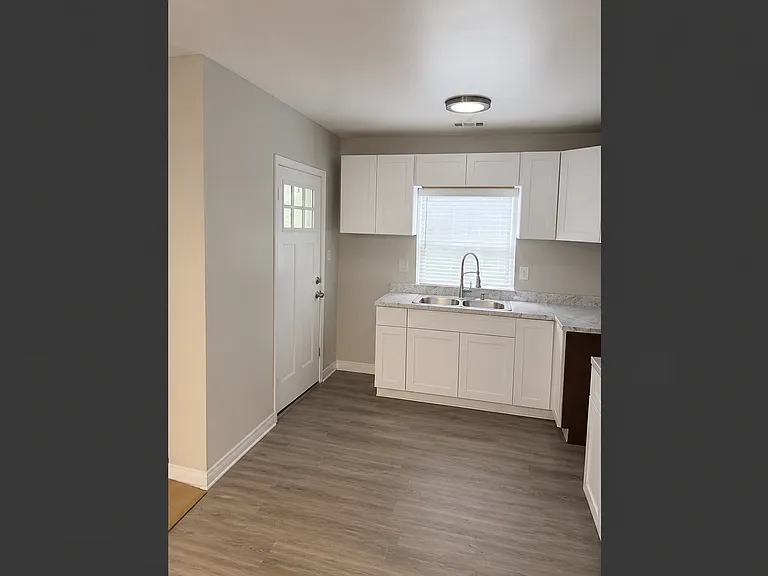 520 Nelson St — Photo 3