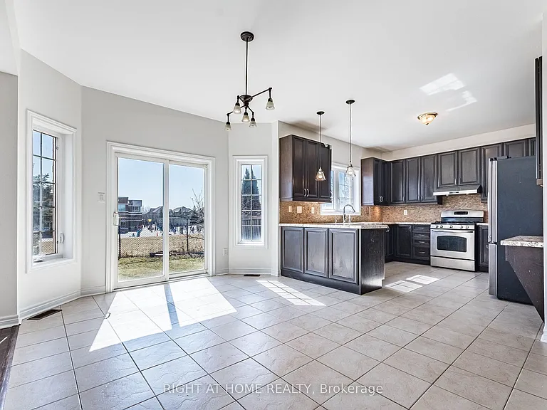 5441 Valhalla Cres — Photo 14