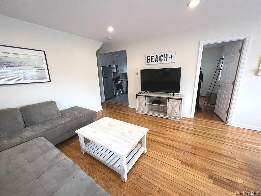 3 bed, 1.0 bath, 1414 sqft, $3,500 — Photo 3