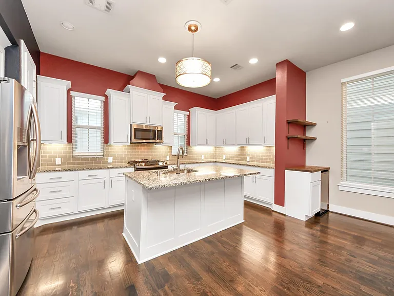 2704 Freund St — Photo 16