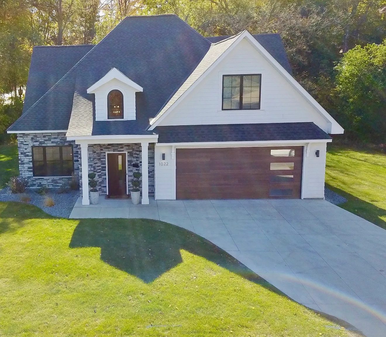 4 bed, 3.5 bath, 3868 sqft, $9,995 — Photo 2