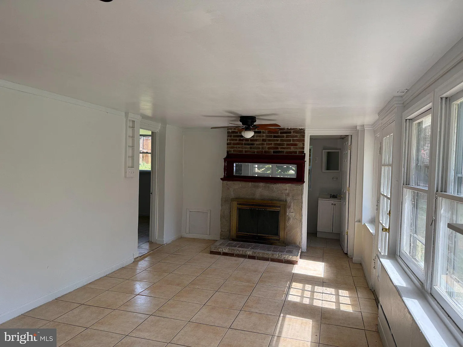 3 bed, 2.5 bath, 1196 sqft, $2,300 — Photo 4
