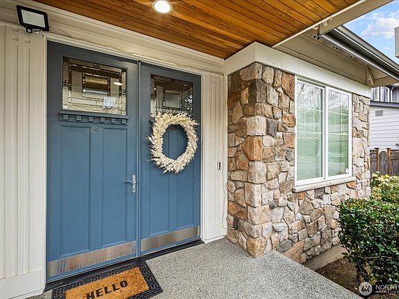 3rd image of 215 Ilwaco Place SE