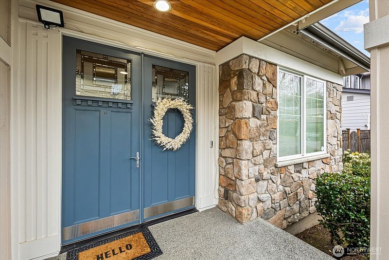 3rd image of 215 Ilwaco Place SE