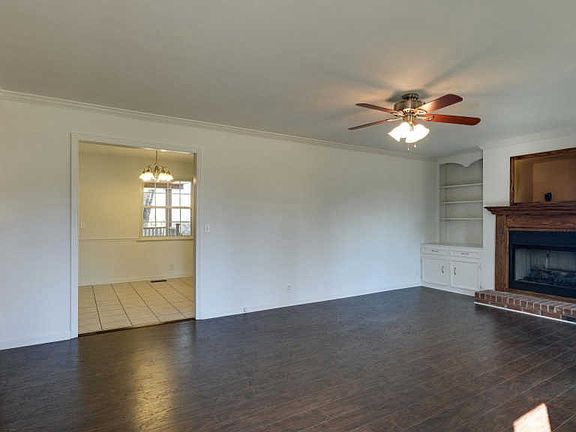 3rd image of 403 Ramblewood Ln