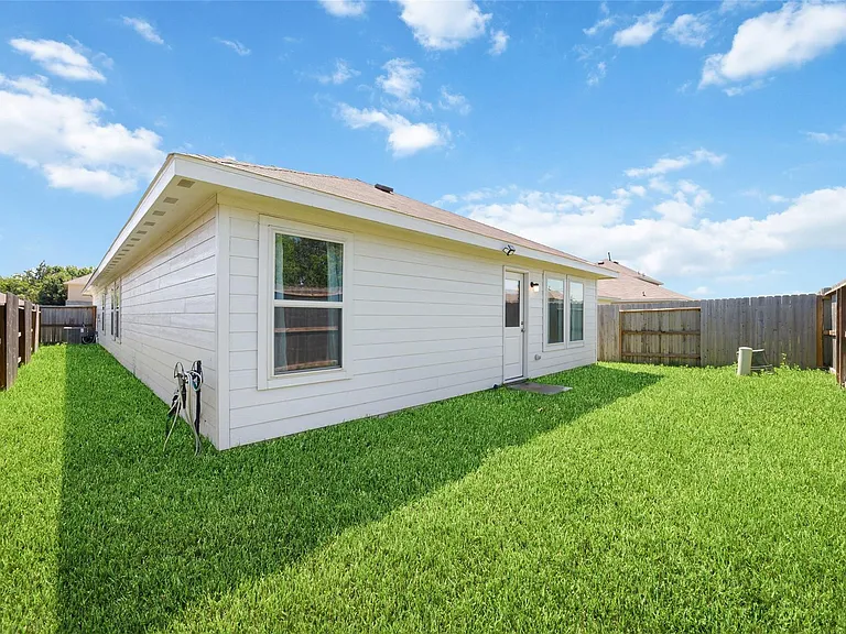 17935 Becker Landing Dr — Photo 4