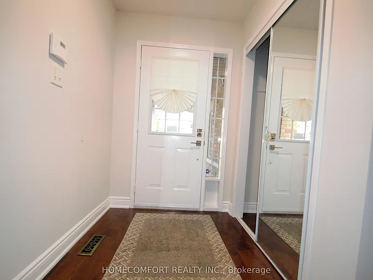 28 Deerwood Cres — Photo 2