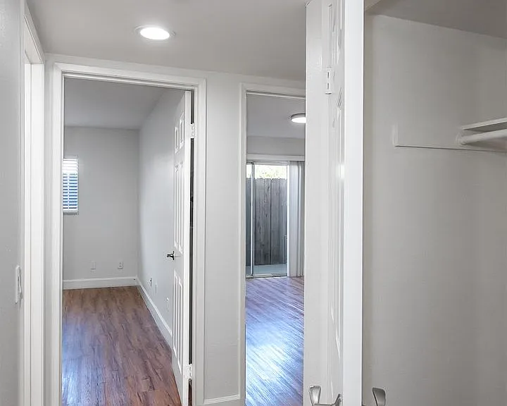 616 W Wilson Ave — Photo 10